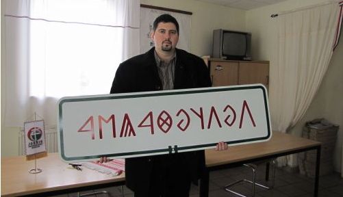 Szegedi_Csanad_Jobbik_EP_kepviselo_alelnok_rovasiras_tabla
