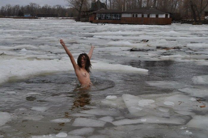 Russain-nudists-likes-to-be-naked-even-at-winter-20-700x464