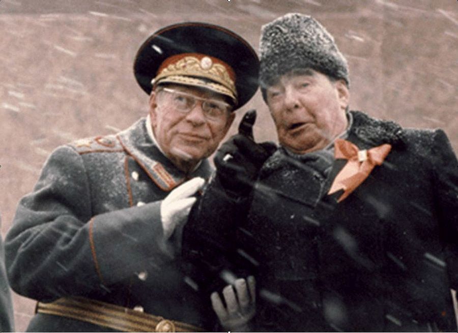 1982 november 7 brezsnyev fotitkar usztyinov marsall tarsasagaban a mellveden harom nap mulva brezsnyev meghalt