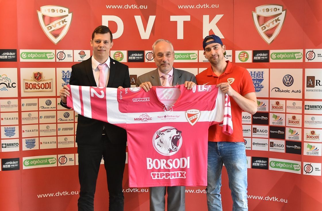 Rozsaszin mezben a DVTK Jegesmedvek friss sajtotajekoztato magyar rakellenes1120