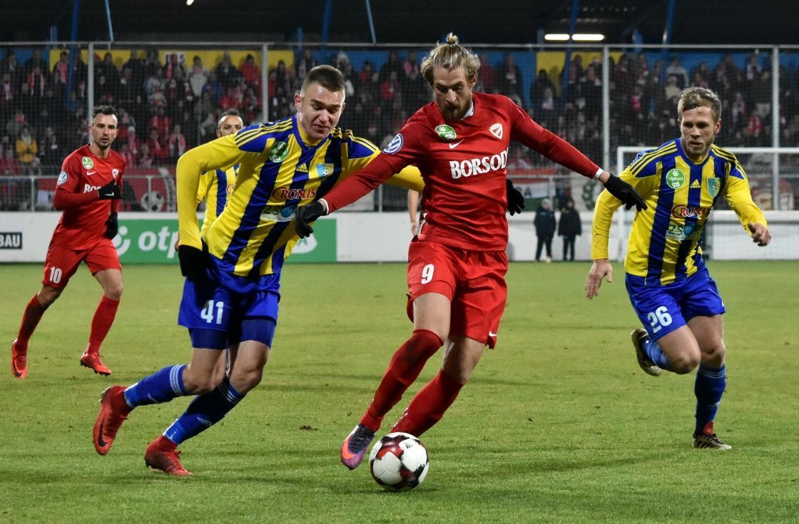 Az elso gol