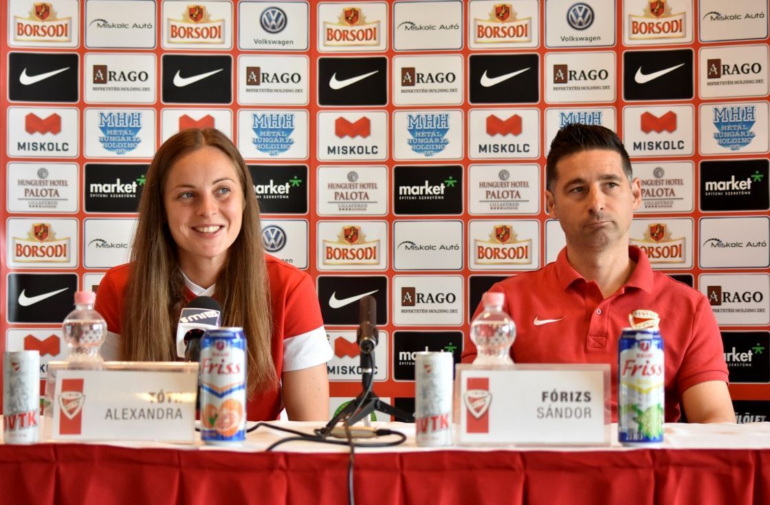 Tortenelmet irhatunk csutortokon friss sajtotajekoztato dvtknoi magyarkupa 1120