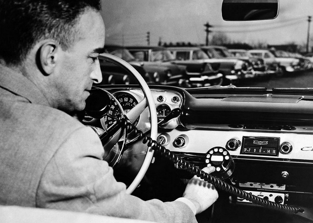 1957 radiotelefon az autoban copy