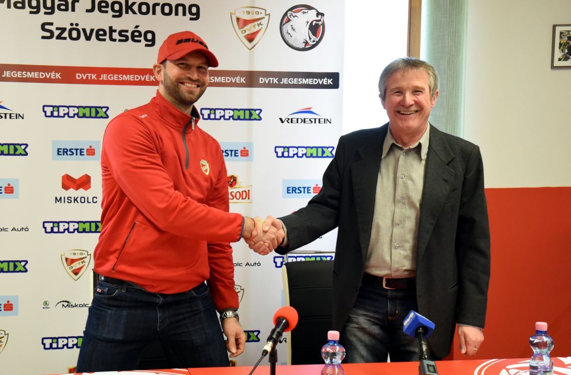 Vas Janos tovabbi ket evig a DVTK Jegesmedvek jatekosa friss vasjanos egriistvan sajtotajekoztato 1120 copy