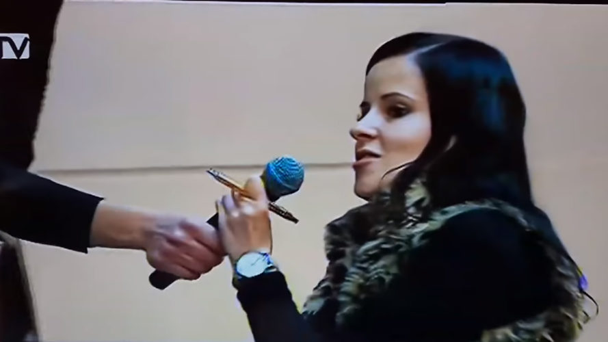 Molnár Eszter kezéból kiveszik a mikrofont a sajtótájékoztatón 889x500