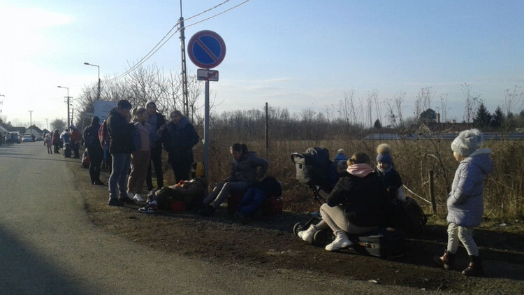 Ukrán menekültek. Nincs információs sátor, nincs orvos, nincs katona, nincs busz, nincs senki…