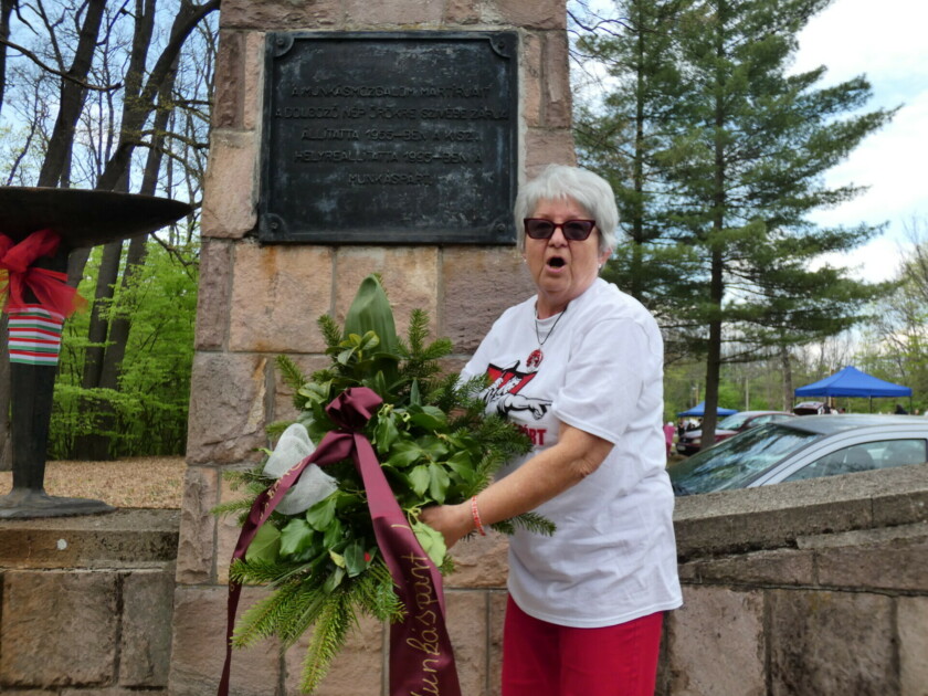 Miskolc. Sec perc alatt kilopták a Munkáspárt koszorújából a virágokat a munkásosztály ünnepén a Csanyikban