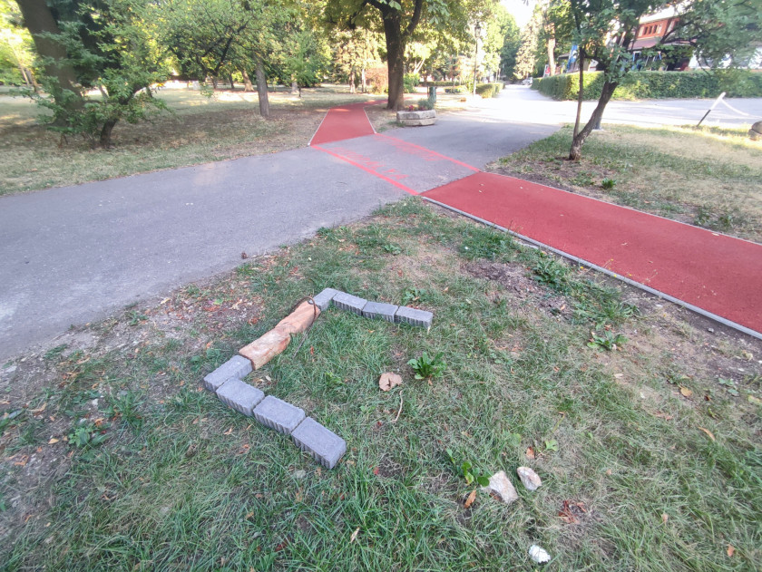 Miskolc. Népkerti futópálya. Puklisodás, párhuzamos valóságok