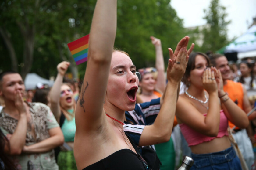 Pride. Több ezren voltak a rekordhőségben tartott 2022-es Budapest Pride-on. Alig volt ellentüntető
