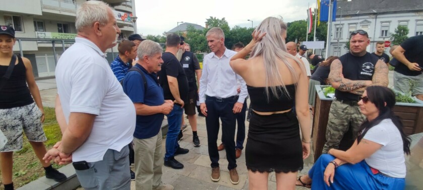 Miskolc. A show-t kis híján ellopta egy mozdony szőke, “picxa ” ruhát viselő aktivista, meg egy ijesztő külsejű tetovált fickó