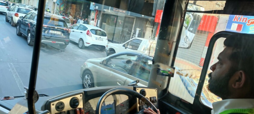Máltán a buszsofőrök indiaiak. Ez vár Miskolcra is. Küldjél