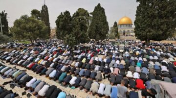 Palestinian Muslim worshippers attend Ramadan Fridays prayers near the Dome of the Rock mosque in the al-Aqsa mosque compound in the Old City of Jerusalem on April 8, 2022. (Photo by AHMAD GHARABLI / AFP)