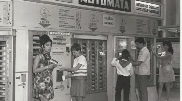 MÁV Utasellátó automatái a Nyugati pályaudvaron a váróban, a pénztárcsarnoknál.
A gépeket a MÁV Utasellátó Üzemi Vállalat Áruforgalmi osztálya üzemelteti.
A utasok az automatánál vásárolnak.
