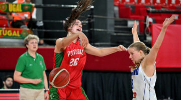 IZMIR, TURKIYE - AUGUST 13: Carolina Silva (L) of Portugal and Iida Riihela (R) of Finland compete during the FIBA U16 Women's European Championship match between Finland and Portugal at Karsiyaka Arena in Izmir, Turkiye on August 13, 2023. Mahmut Serdar Alakus / Anadolu Agency (Photo by Mahmut Serdar Alakus / ANADOLU AGENCY / Anadolu via AFP)