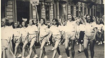 1280px-1st_World_Festival_of_Youth_and_Students,_Prague_1947,_Girls_school_from_Znojmo,_16scan004