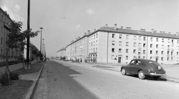 1920px-Kazincbarcika_1958,_Egressy_Béni_(Lenin)_út_a_Szabadság_térről_nézve._Fortepan_21035