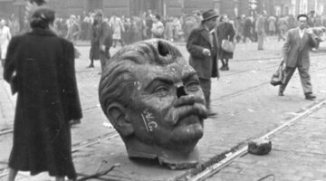 1956-sztalin-szobor-ledontese