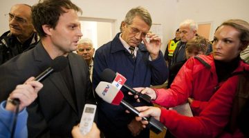 Bakonyi Zoltán a kép baloldalán