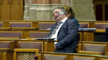 Budapest, 2015. március 30.
Nagy István, a Földmûvelésügyi Minisztérium parlamenti államtitkára telefonál az Országgyûlés plenáris ülésén 2015. március 30-án.
MTI Fotó: Máthé Zoltán