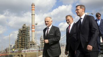 Tiszaújváros, 2019. szeptember 27.
Varga Mihály pénzügyminiszter (b3), Koncz Ferenc, a térség fideszes országgyûlési képviselõje (b2) és Hernádi Zsolt, a Mol elnök-vezérigazgatója (b) a Mol poliol üzemének alapkõletételi ünnepségén Tiszaújvárosban 2019. szeptember 27-én. A cégcsoport 1,2 milliárd eurós fejlesztéséhez, az ország legnagyobb magyar hátterû beruházásához a kormány 131 millió eurós támogatással járul hozzá. Évente 200 ezer tonna poliolt állít majd elõ a 2021-ben elkészülõ gyár, amely 200 embert foglalkoztat majd.
MTI/Vajda János