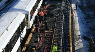 Budapest, 2022. január 22.
Ütközésben megsérült metrószerelvények a 3-as vonal Kõbánya-Kispest "kihúzó" szakaszán 2022. január 22-én. Az ütközés éjjel történt utasok által nem használt területen. Utasok nem voltak a szerelvényen, személyi sérülés nem történt.
MTI/Mihádák Zoltán