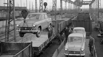 Záhony, 1957. május 7.
Moszkvics személygépkocsikat rakodnak a széles nyomtávú szovjet vagonokból a magyar vagonokba a záhonyi határállomáson, ahova naponta mintegy ezer vagon különféle szovjet áru: koksz, fa, nyersolaj, vasérc, hengerelt áru, személygépkocsi és más áruféleség érkezik.
MTI Fotó: Fényes Tamás
