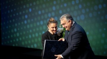 4_Magyar Vállalkozói Nagydíj_posztumusz Demján Sándor_átveszi_Demján Sándorné_1