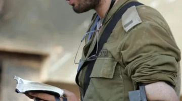 800px-IDF_soldier_put_on_tefillin
