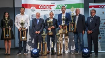A XVIII. Coop Rally dobogós helyezettjenek csoportképe