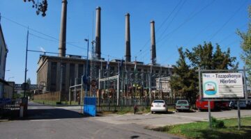 A__négykéményes_régi_erőmű__ezzel_a_létesítménnyel_kezdődött_Tiszaújváros_története,_mely_már_1957-ben_energiát_szolgáltatott_