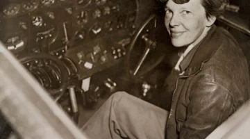Amelia-Earhart-cockpit-airplane-Lockheed-Electra