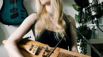 Annie_Hurdy_Gurdy_mit_ihrer_Nyckelharpa_bei_einem_Online-Konzert_im_Jahr_2021