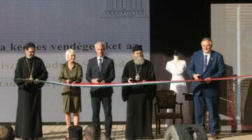 Miskolc, 2022. június 14.
Soltész Miklós, a Miniszterelnökség egyházi és nemzetiségi kapcsolatokért felelõs államtitkára (k), Csöbör Katalin, a térség fideszes országgyûlési képviselõje (b2), Makkai László atya (b), Orosz Atanáz, a Miskolci Egyházmegye megyés püspöke (j2) és Veres Pál (Velünk a város), Miskolc polgármestere átvágja a nemzeti színû szalagot az Akropolisz Szabadtéri Színpad átadóünnepségén Miskolctapolcán 2022. június 14-én. A kormány támogatásával megnyílt színpad a Miskolci Egyházmegye és a Görögkatolikus Felsõoktatási és Kulturális Diákotthon fenntartásában mûködik majd.
MTI/Vajda János