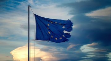 EUFlagge-zerrissen_c_Theophilos-papdopoulos_flickr_CC-BY-NC-ND-2.0-1024x577