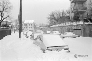 Budapest, 1987. január 12.
Személyautók a hó fogságában egy fővárosi utcán. Budapest útjait 30-50 centiméteres hó fedi, többnyire csak a főbb útvonalak járhatók.
MTI Fotó: Kiss G. Péter