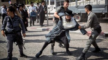 Israeli-border-police-officers-clash-with-Haredi-man-during-a-protest.