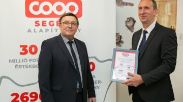 Tóth László(balra) átadta az adományt szimbolizáló emléklapot Farkas Lászlónak