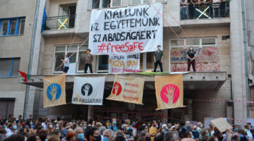 Tuntetes-a-szabad-oktatasert-a-SZFE-kozponti-epulete-elott-szeptember-4-en-1