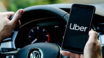 Uber-driver-holds-smartphone-in-car