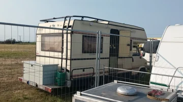 a lakoautojaval egyutt tunt el bertalan a nem eppen fiatal jargany kulonos ismertetojele a hatuljara felszerelt doboz foto facebook