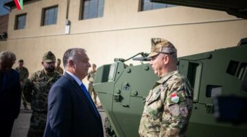 a-nap-kepe-orban-viktor-csak-mosolygott-a-fegyverek-arnyekaban_lgc