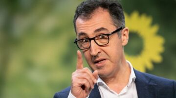 08.05.2021, Baden-Württemberg, Stuttgart: Der Bundestagsabgeordnete Cem  Özdemir (Bündnis 90/Die Grünen),  spricht auf dem Online-Parteitag von Bündnis 90/Die Grünen Baden-Württemberg. Es soll über den Koalitionsvertrag von Grünen und CDU debattiert und abgestimmt werden. Foto: Marijan Murat/dpa +++ dpa-Bildfunk +++