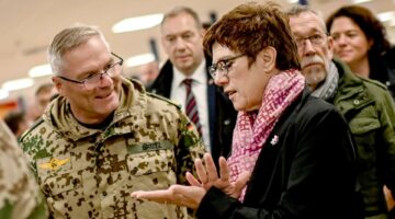 annegret-kramp-karrenbauer-in-afghanistan-100_2400x1350