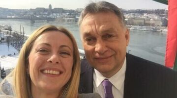 La presidente di Fratelli d'Italia, Giorgia Meloni, nel corso dell'incontro con il primo ministro unhgherese Viktor Orban, Budapest, 28 febbraio 2018. ANSA/ UFFICIO STAMPA DI GIORGIA MELONI   +++ ANSA PROVIDES ACCESS TO THIS HANDOUT PHOTO TO BE USED SOLELY TO ILLUSTRATE NEWS REPORTING OR COMMENTARY ON THE FACTS OR EVENTS DEPICTED IN THIS IMAGE; NO ARCHIVING; NO LICENSING +++