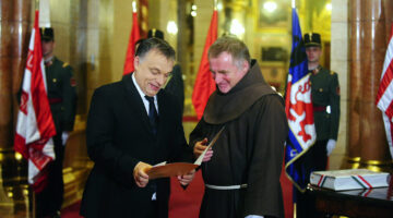 Budapest, 2013. december 5.
Orbán Viktor miniszterelnök (b) átadja az állampolgársági okiratot Böjte Csaba ferences rendi szerzetesnek, a Dévai Szent Ferenc Alapítvány vezetőjének az ötszázezredik magyar állampolgársági eskütételen az Országházban 2013. december 5-én. Ünnepélyes keretek között letette az állampolgársági esküt az ötszázezredik külhoni magyar kérelmező, Böjte Csaba és édesanyja, Böjte Julianna.
MTI Fotó: Koszticsák Szilárd