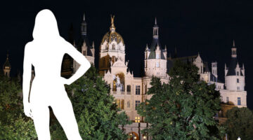 26.09.2021, Mecklenburg-Vorpommern, Schwerin: Das Schweriner Schloss wird angestrahlt bei Nacht zur Bundestagswahl und Landtagswahl in Mecklenburg-Vorpommern. Foto: Christian Charisius/dpa +++ dpa-Bildfunk +++