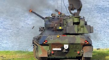 Flugabwehrkanonenpanzer Gepard beim Schuss