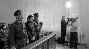 Budapest, 1982. január 14.
Kohányi Ferenc háromszoros gyermekgyilkossággal vádolt személy az ítélet kihirdetése közben őrei között a Legfelsőbb Bíróságon.
MTI Fotó: Manek Attila