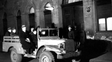 Budapest, 1946. november 26.
Járõrök éjszakai razziára indulnak a Budapesti Rendõrfõkapitányság Vigyázó Ferenc utcai  központjából.
MAFIRT: Bass Tibor; Szilágyi Pál