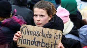 german-police-clash-with-activists-in-showdown-over-coal-mine-expansion-in-luetzerath